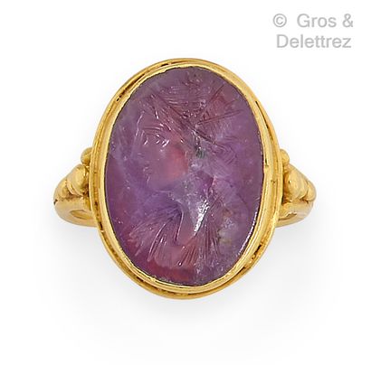 null Yellow gold ring, decorated with an intaglio on amethyst representing the profile...