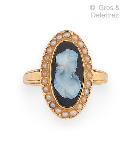 null Yellow gold ring, decorated with a cameo on onyx in a circle of pearls. Finger...