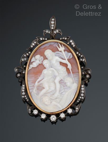 null Important yellow gold and silver pendant, decorated with a cameo shell representing...
