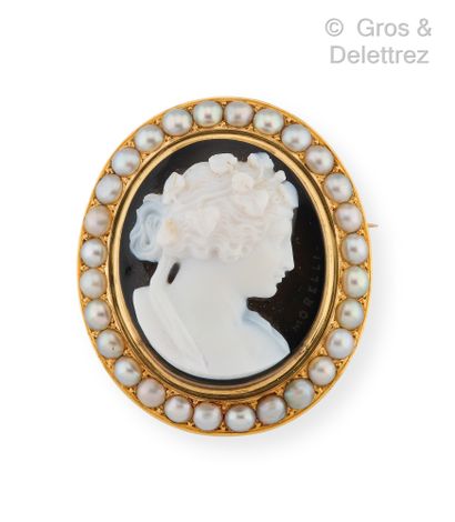 NICOLA MORELLI Yellow gold brooch, decorated with a cameo on agate representing a...