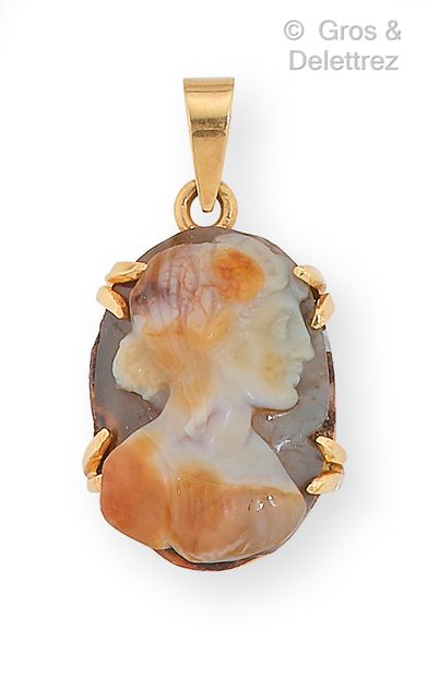 null Yellow gold pendant, decorated with a cameo on agate representing the profile...