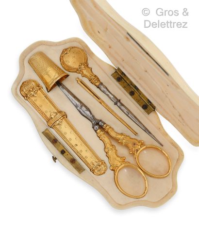 null Yellow gold sewing kit including a pair of scissors, a thimble, a needle holder,...