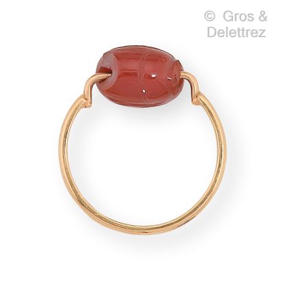 null Yellow gold ring, decorated with a carnelian engraved with a beetle on one side...