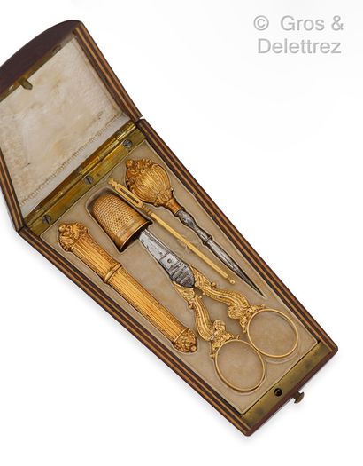 null Sewing kit in chased yellow gold including a needle case, a pair of scissors...