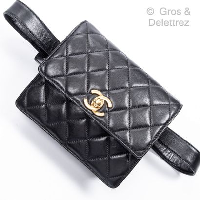 CHANEL Pochette de ceinture en cuir agneau matelassé noir, fermoir CC en métal doré...