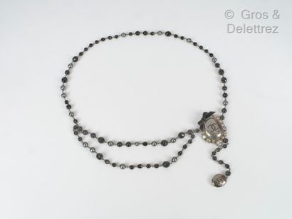 CHANEL par Karl LAGERFELD Collection Croisière 2008 — Ceinture de perles grises,...