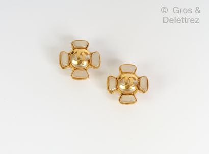 CHANEL Collection Printemps/ Eté 1995 — Paire de clips d’oreilles en métal doré reprenant...