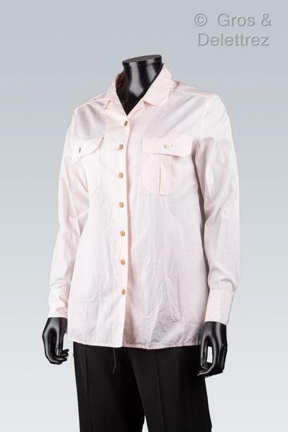 CHANEL Chemise en coton rose, col cranté, simple boutonnage, deux poches plaquées,...