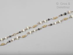 CHANEL par Karl LAGERFELD Année 1984 — Sautoir de perles blanches baroques plates...