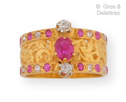 null Bague « Sultane » composée d’un anneau en or jaune ciselé de rinceaux et feuillages,...