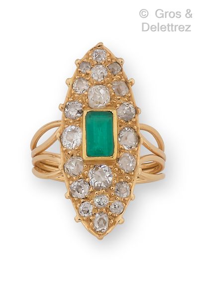 null Marquise" ring in yellow gold, set with a rectangular emerald surrounded by...