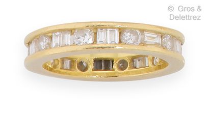 null Yellow gold wedding band set with brilliant-cut diamonds alternating with baguette...