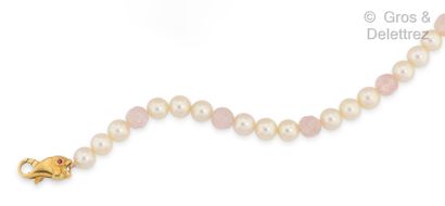 null Bracelet composed of a row of cultured pearls, alternated with pink quartz beads....