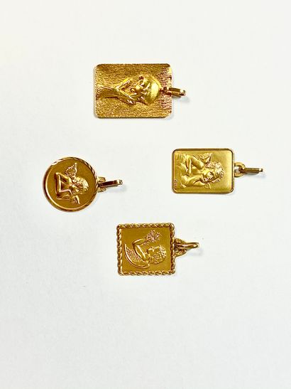 null 
Lot de quatre médailles en or jaune à décor d'angelot. P. Brut : 4 g.	
