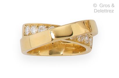 null Bague « Croisée » en or jaune, composée de deux anneaux, l’un serti de diamants...