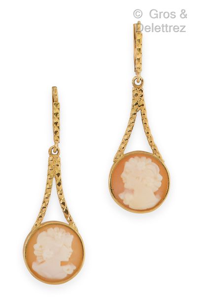 null Pair of earrings in yellow gold, each adorned with a cameo shell. Length : 4...
