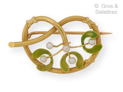 null Brooch in yellow gold, stylizing a branch of mistletoe enriched with pearls...