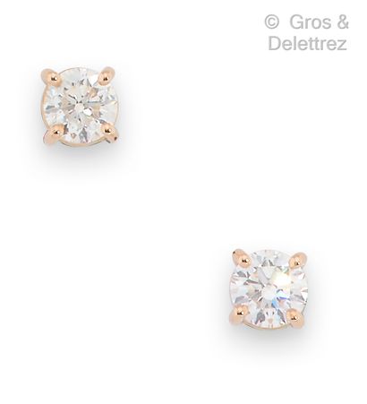 null Pair of earrings in pink gold, each set with a brilliant-cut diamond. Gross...