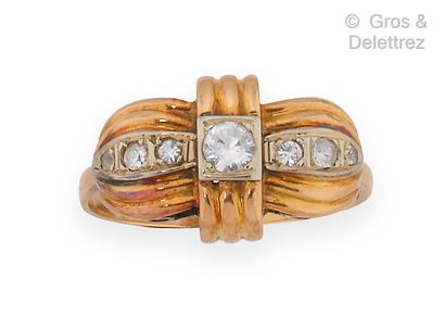 null Yellow gold "Nœud" ring, set with stones. Year 1940. Finger size : 61. Gross...
