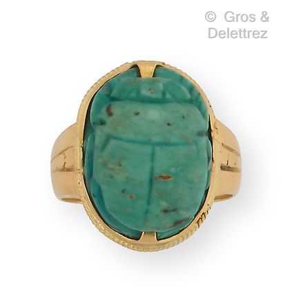 Yellow gold ring, decorated with a carved...