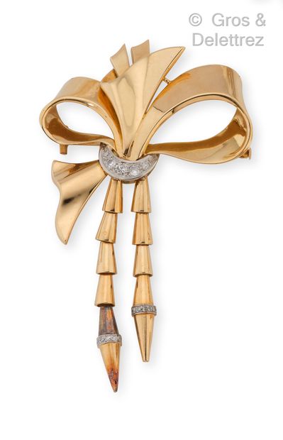 null Yellow gold "Node" brooch, set with five brilliant-cut diamonds holding two...