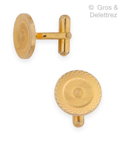 null Pair of metal cufflinks with radiating guilloche decoration.