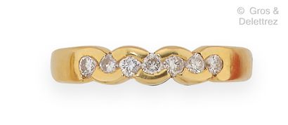 null Yellow gold wedding band, decorated with brilliant-cut diamonds held by moving...
