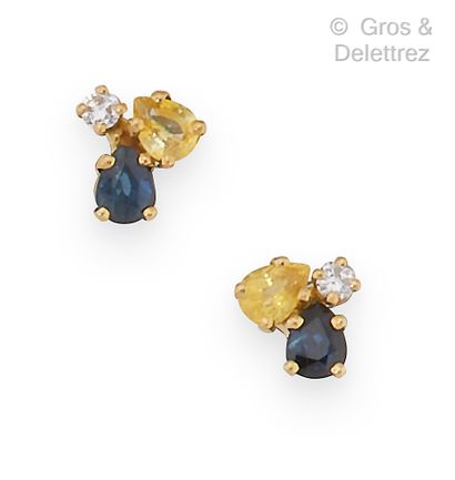 null Pair of earrings in yellow gold, each adorned with sapphires: one blue and the...