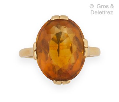 null Yellow gold ring, decorated with an oval citrine. Finger size : 56. Gross weight:...