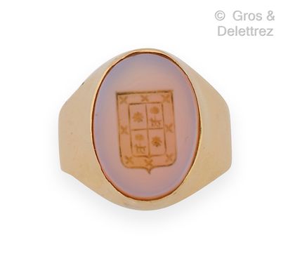 null Bague « Chevalière » en or jaune, ornée d’une agate gravée d’armoiries. Tour...