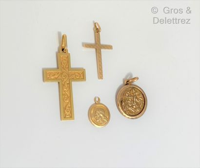 null Lot de deux médailles et deux croix en or jaune. P. Brut : 8,3g.