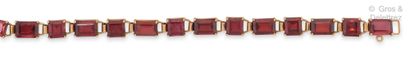 null Flexible bracelet in yellow gold, set with rectangular and square garnets. Length...