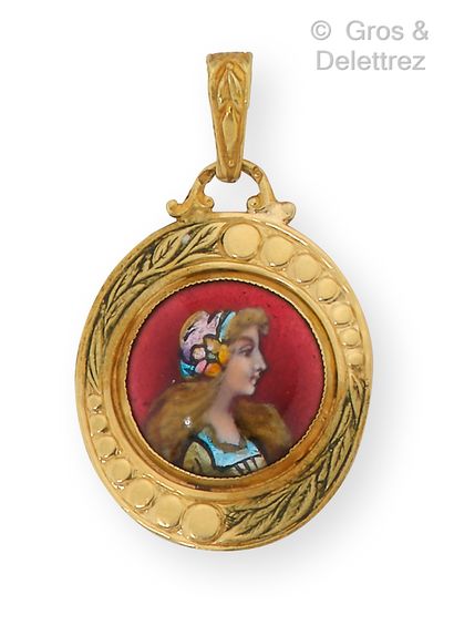 null Medal in yellow gold enamelled representing a profile of woman. Length : 3 cm....