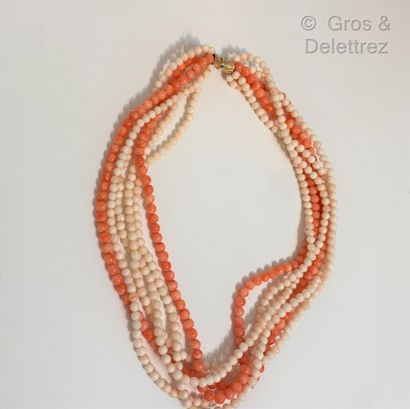 null Necklace composed of six rows of coral beads angel skin and pink. The clasp...