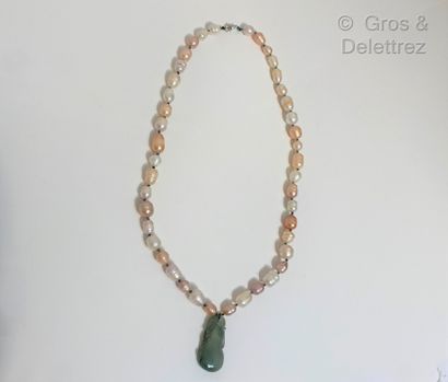 null Necklace composed of a row of freshwater pearls holding a jade pendant, featuring...