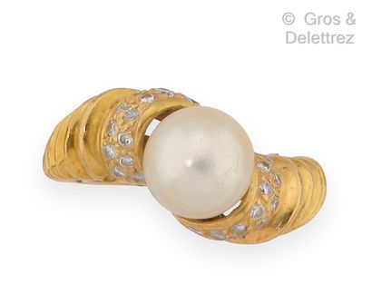 null Yellow gold ring with a cultured pearl and brilliant-cut diamonds. Finger size:...