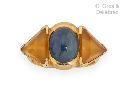 null Yellow gold ring with a cabochon sapphire and two orange sapphires. Finger size...