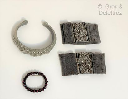 null Metal lot composed of two bracelets, the clasp set with marcasites; a rush bracelet...