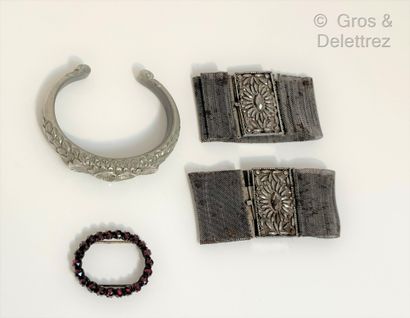 null Lot en métal composé de deux bracelets, le fermoir serti de marcassites ; un...