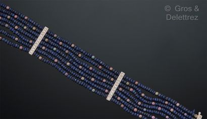 null Bracelet composé de sept rangs de perles de saphirs et de perles grises de Tahiti...