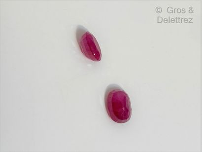 null Lot of two faceted oval rubies. 

Total weight: 2.61 carats.