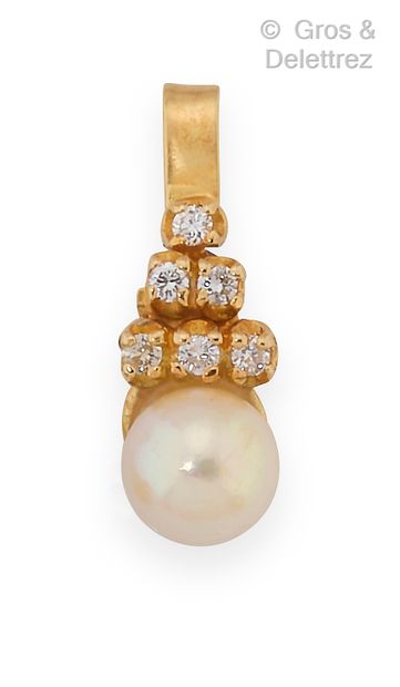 null Pendant in yellow gold, decorated with a pearl and diamonds cut into brilliants....