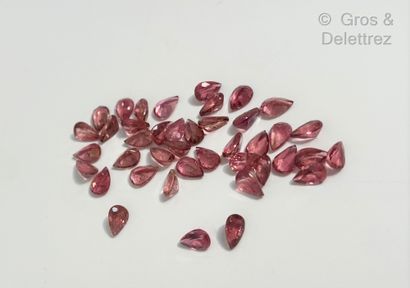 null Lot composed of pear-shaped tourmalines on paper.

Total weight: 16.64 cara...