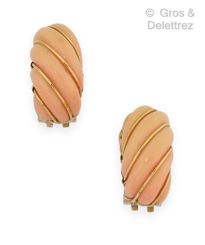 null Earrings in yellow gold, decorated with coral godronné highlighted with yellow...