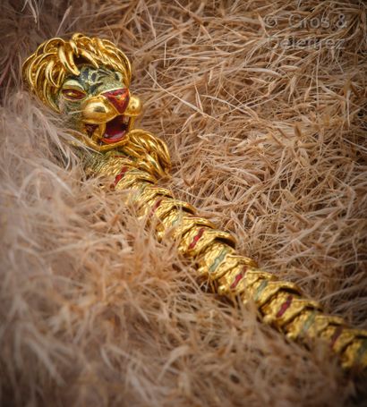 null Bracelet souple en or jaune, orné d’une tête de lion émaillé polychrome. Longueur...