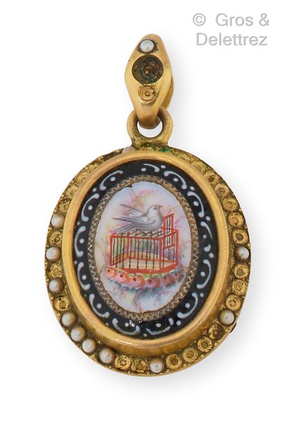 null Enamelled pendant with a dove surrounded by pearls (several missing). Dimensions...