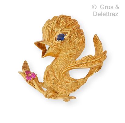 null Brooch "Bird" in yellow gold, the eye transplanted with a sapphire, the branch...