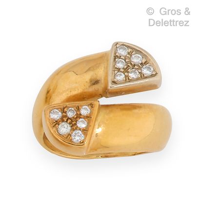null Yellow gold "Crossed" ring, finished with two triangular motifs paved with brilliant-cut...