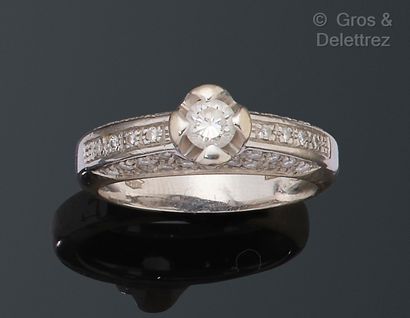 null Bague en or gris, ornée d’un diamant taillé en brillant, l’anneau partiellement...