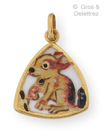null Triangular medal in yellow gold enamelled with a dog. Dimensions : 2,5 x 1,6...